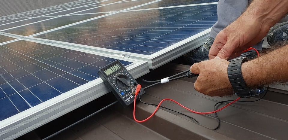 Comment l'énergie solaire alimente les voitures électriques ?